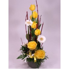 Spring flower plate with yellow tulips and roses M